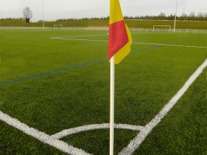 Jeu de 4 poteaux de corner rigides avec 4 fanions Damiers